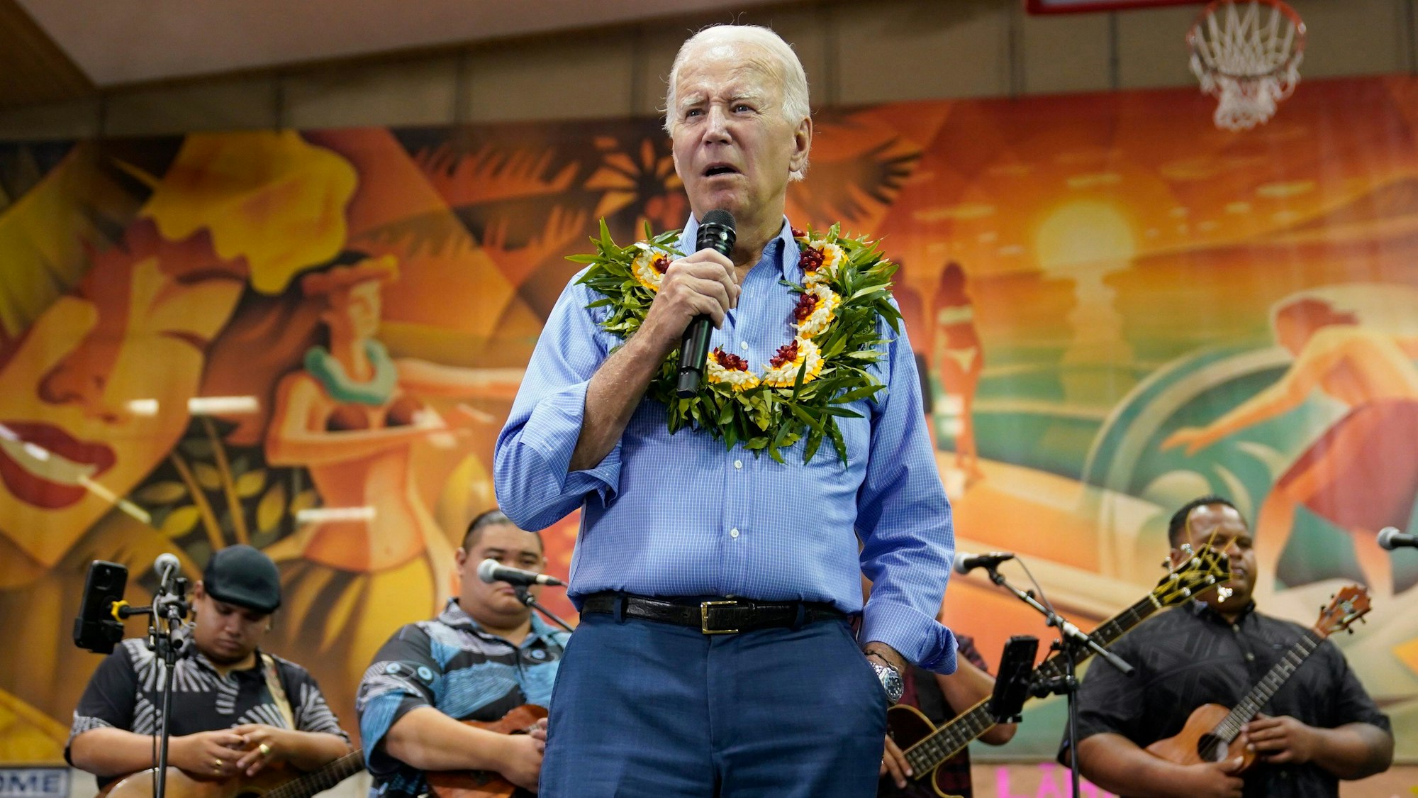 21.08.2023, USA, Lahaina: Joe Biden, Präsident der USA, spricht im Lahaina Civic Center mit Mitgliedern der Gemeinde, die von den Waldbränden auf Maui betroffen sind. Foto: Evan Vucci/AP/dpa +++ dpa-Bildfunk +++