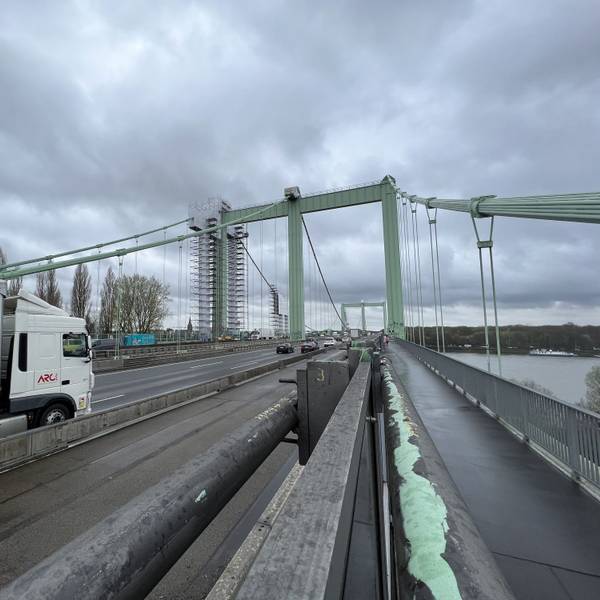 Der Verkehr auf der Rodenkirchener Brücke.