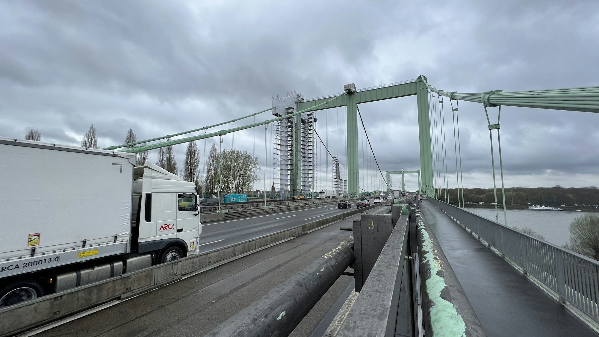 Verkehr auf der Rodenkirchener Brücke.