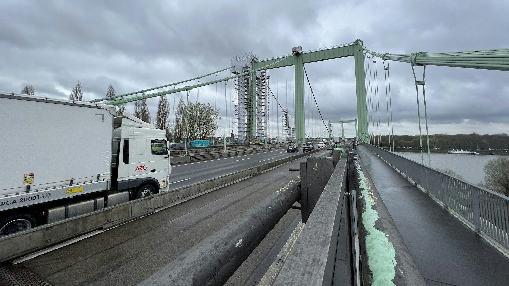 Der Verkehr auf der Rodenkirchener Brücke.