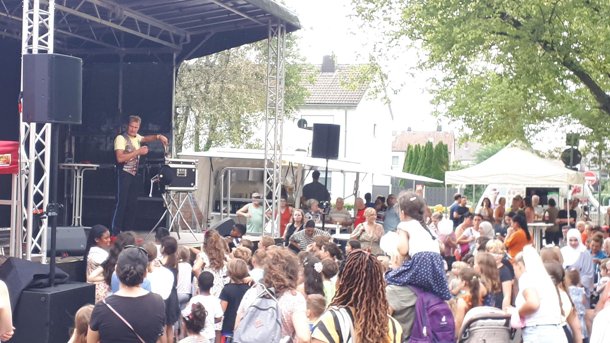 Ein Zauberkünstler steht auf der Bühne.