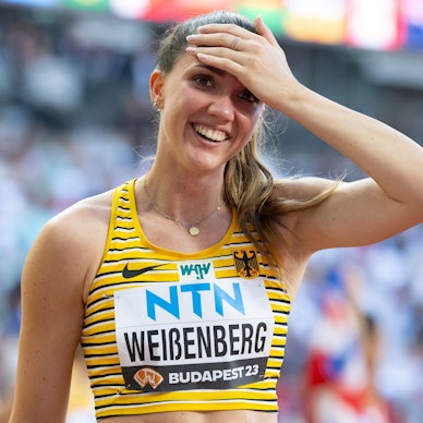 20.08.2023, Ungarn, Budapest: Leichtathletik: Weltmeisterschaft, Siebenkampf, Frauen, 800m, im nationalen Leichtathletikzentrum. Sophie Weißenberg aus Deutschland freut sich im Ziel. Foto: Sven Hoppe/dpa +++ dpa-Bildfunk +++