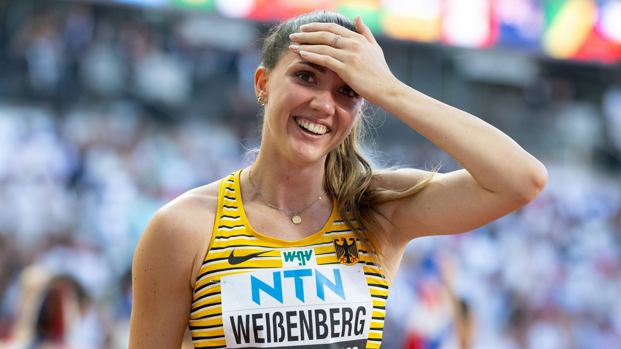 20.08.2023, Ungarn, Budapest: Leichtathletik: Weltmeisterschaft, Siebenkampf, Frauen, 800m, im nationalen Leichtathletikzentrum. Sophie Weißenberg aus Deutschland freut sich im Ziel. Foto: Sven Hoppe/dpa +++ dpa-Bildfunk +++