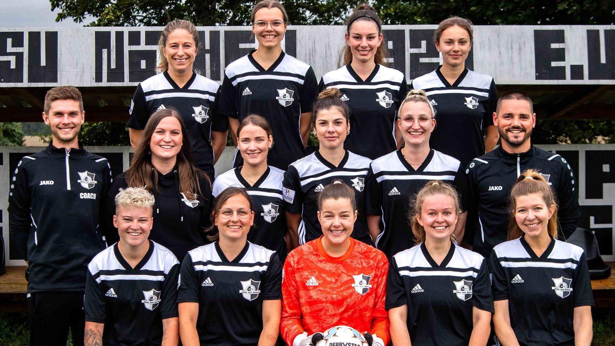 Das Bild zeigt die Frauenmannschaft der SpVg Nöthen-Pesch-Harzheim.