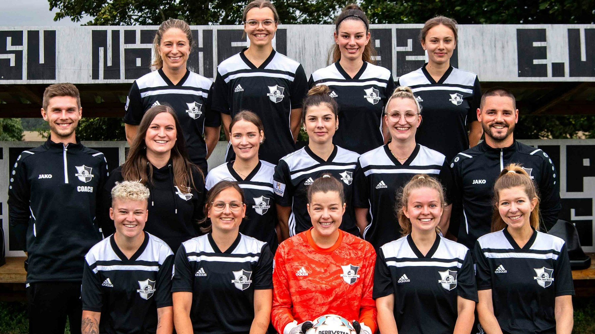 Das Bild zeigt die Frauenmannschaft der SpVg Nöthen-Pesch-Harzheim.