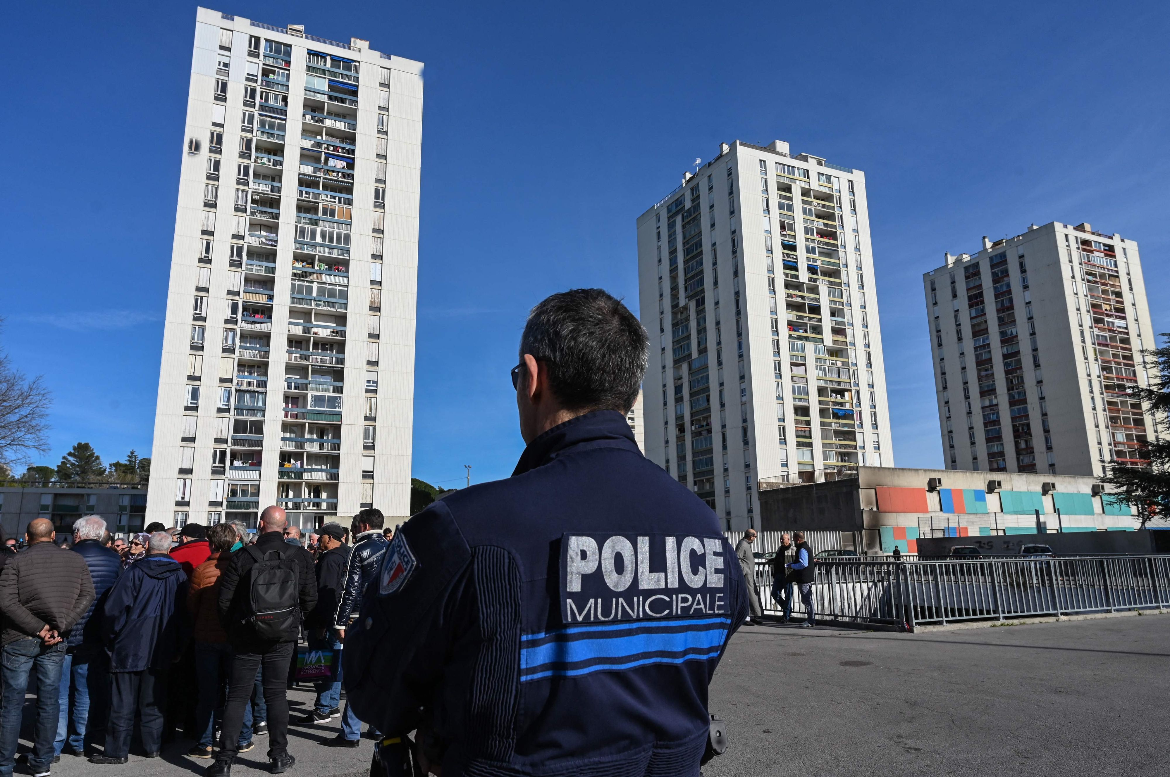 ARCHIV - 21.02.2020, Frankreich, Nîmes: Ein Polizist steht Wache bei einer Demonstration von Bewohnern des unterprivilegierten Stadtteils Pissevin, nach Schüssen zwischen Drogenhändlern und Drogendealern.