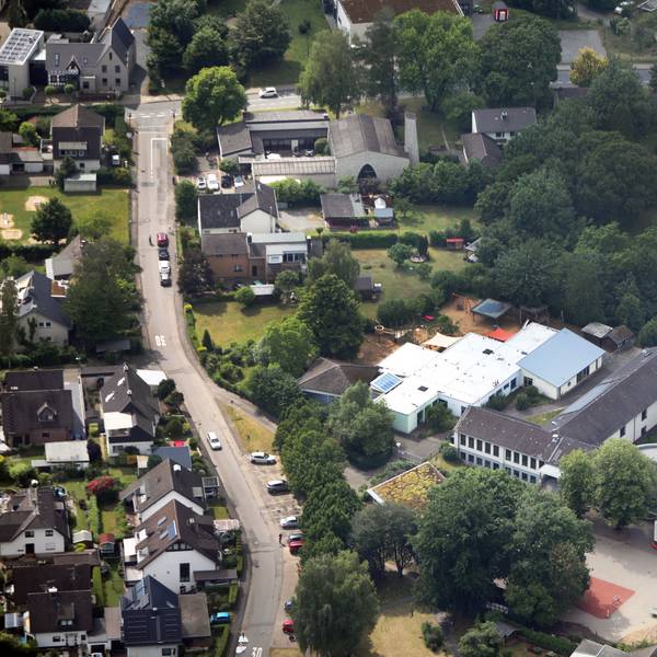 Die Grundschule in Rösrath-Forsbach aus der Luft aufgenommen.