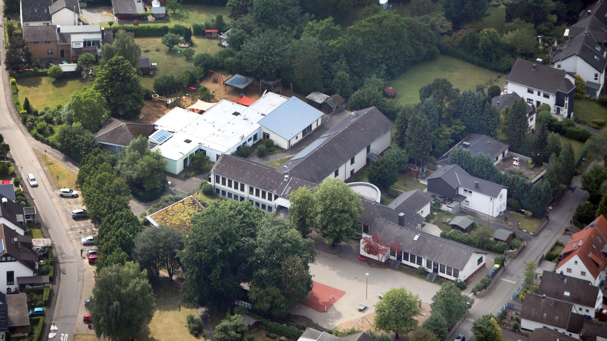Die Grundschule in Rösrath-Forsbach aus der Luft aufgenommen.