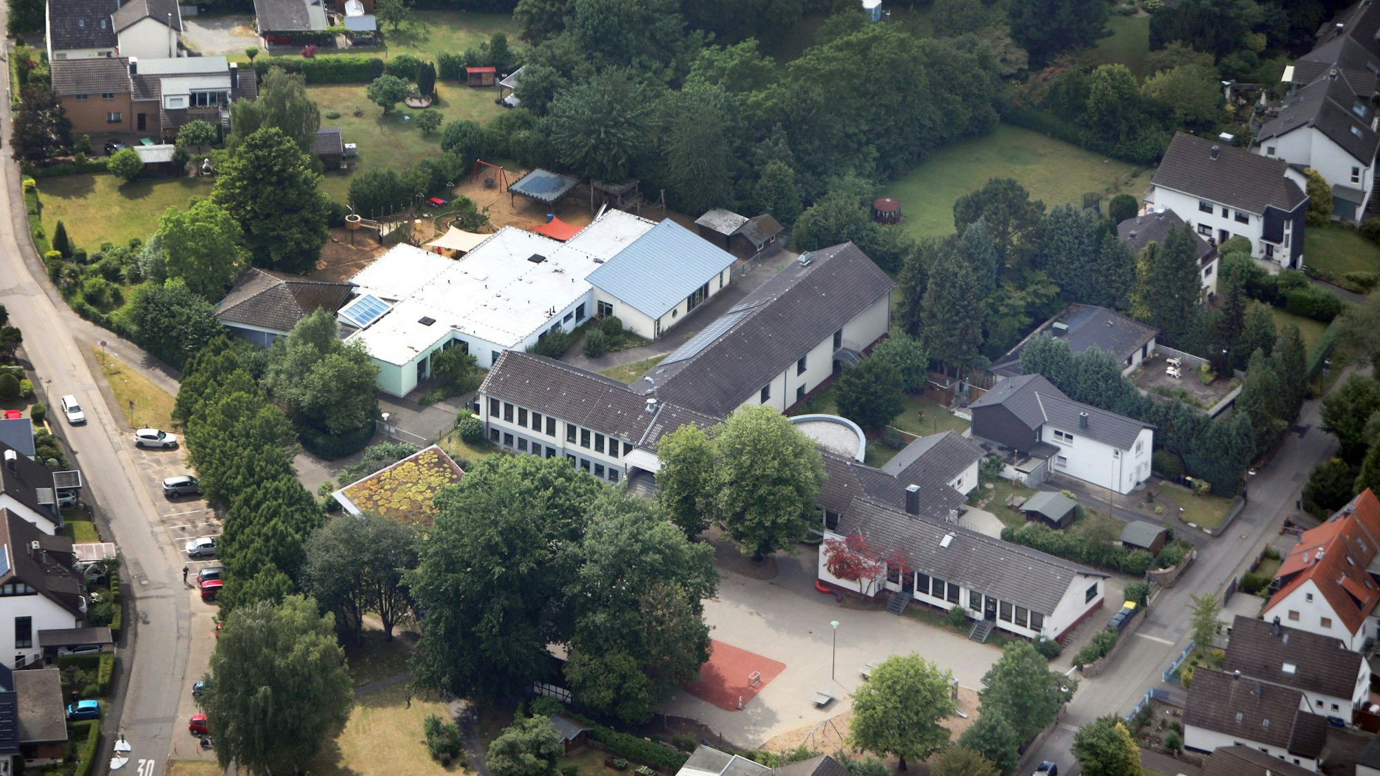 Die Grundschule in Rösrath-Forsbach aus der Luft aufgenommen.