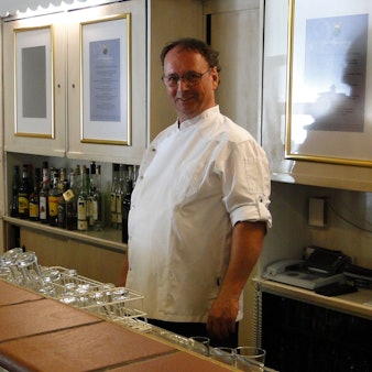 Ein Wirt hinter der Theke.