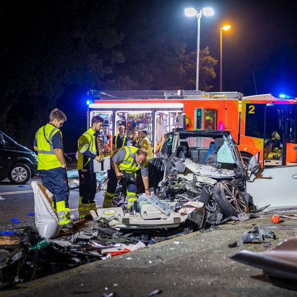 22.08.2023, Niedersachsen, Hannover: Ein verunfalltes Autos steht auf einer Straße.
