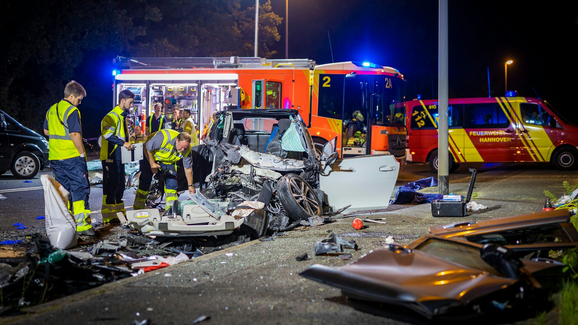 22.08.2023, Niedersachsen, Hannover: Ein verunfalltes Autos steht auf einer Straße.