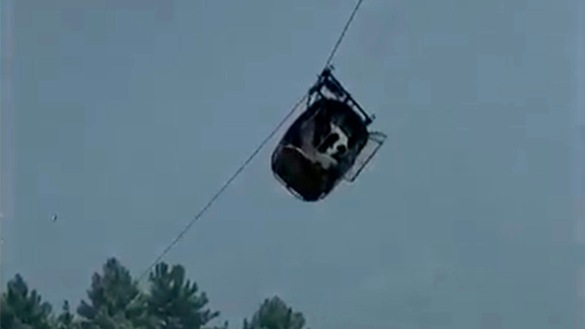 Dieses Videostandbild zeigt die Gondel einer Seilbahn in der sechs Kindern und zwei Erwachsenen eingesperrt sind (bestmögliche Qualität).