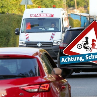 Dichter Verkehr am Girlitzweg auf Höhe der Gesamtschule Wasseramselweg in Köln-Vogelsang.