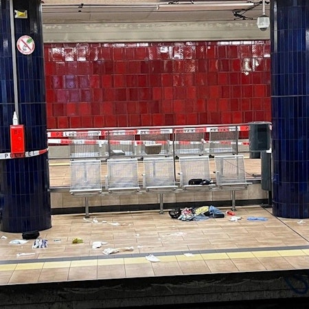 Der Bahnsteig der Haltestelle ist mit Flatterband abgesperrt.