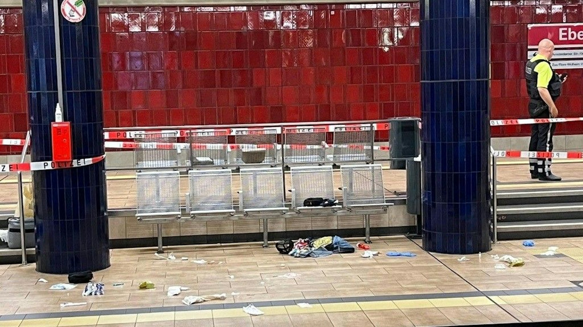 Der Bahnsteig der Haltestelle ist mit Flatterband abgesperrt.