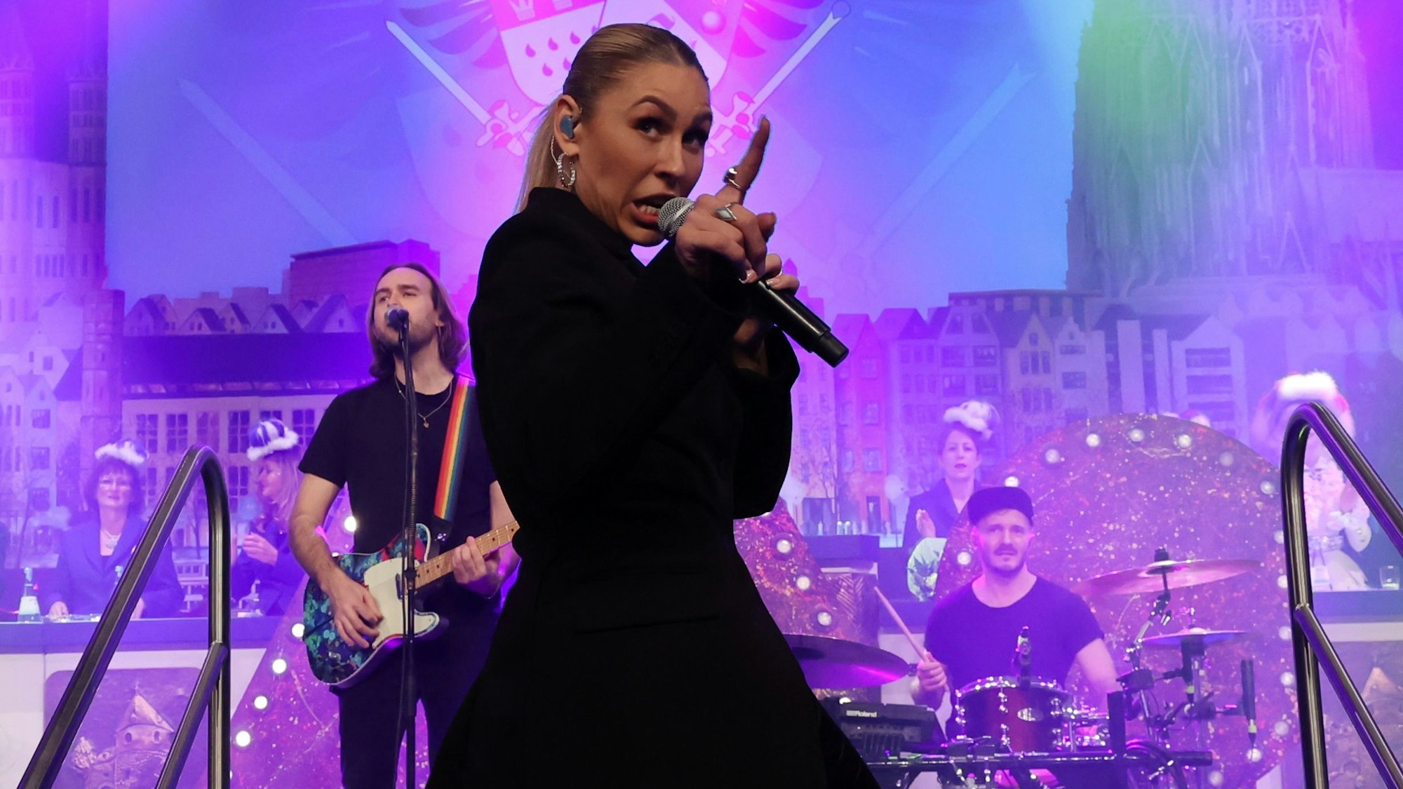 In der letzten Session sprangg Linda Teodosiu für den erkrankten Oliver Niesen von Cat Ballou ein. Unser Bild zeigt sie auf der Mädchensitzung der Blauen Funken.