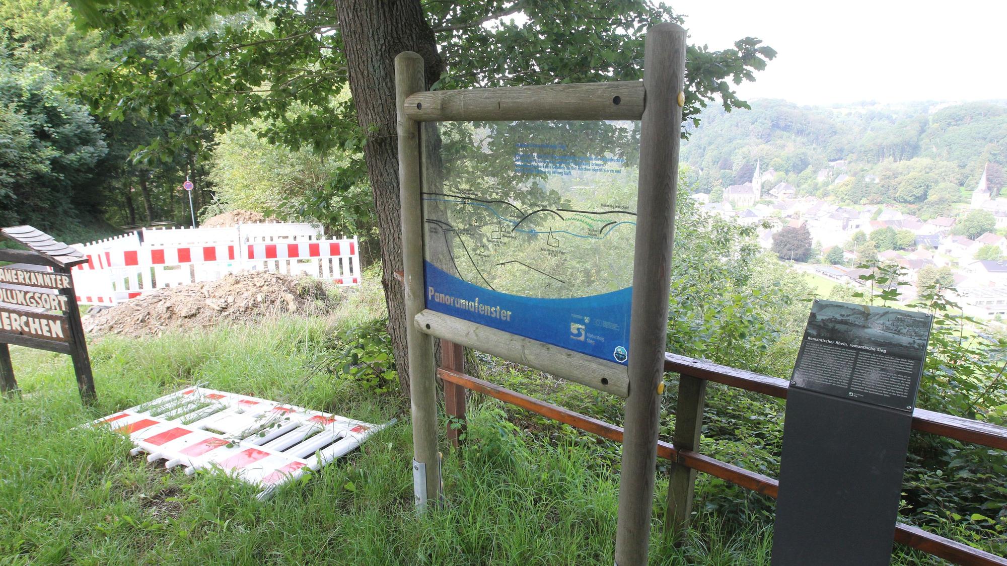 Unweit des Panoramafensters ist das üppige Fundament ist schon in den Boden gelassen worden.