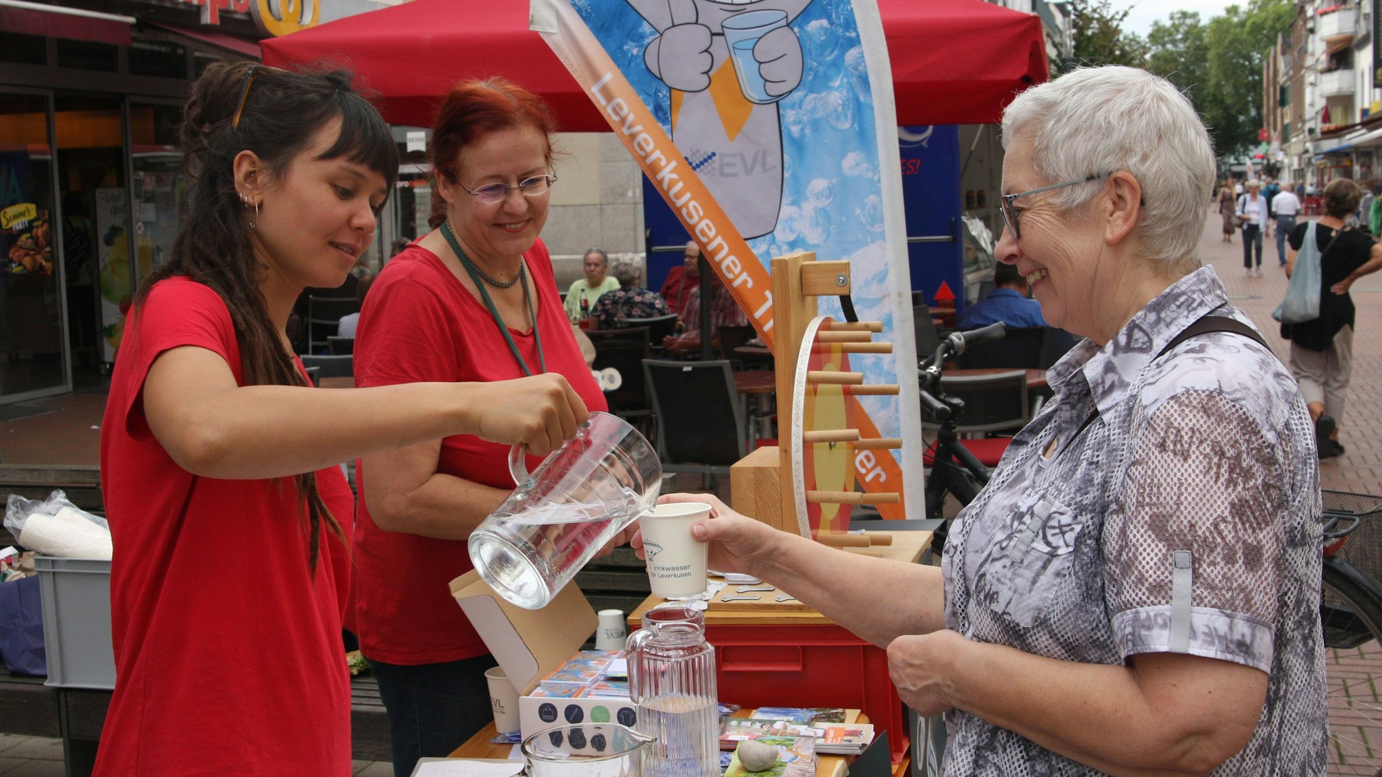 Bei der Wasserverkostung verglichen die Testpersonen Leitungswasser und Wasser aus Glas- und Plastikflaschen.