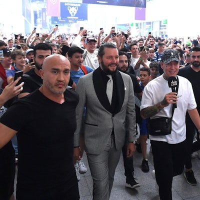 Die beiden Social-Media-Stars Marcel Eris, bekannt als MontanaBlack, und Marc Gebauer laufen im August 2022 über das Gamescom-Gelände in Köln und berichten per Livestream.