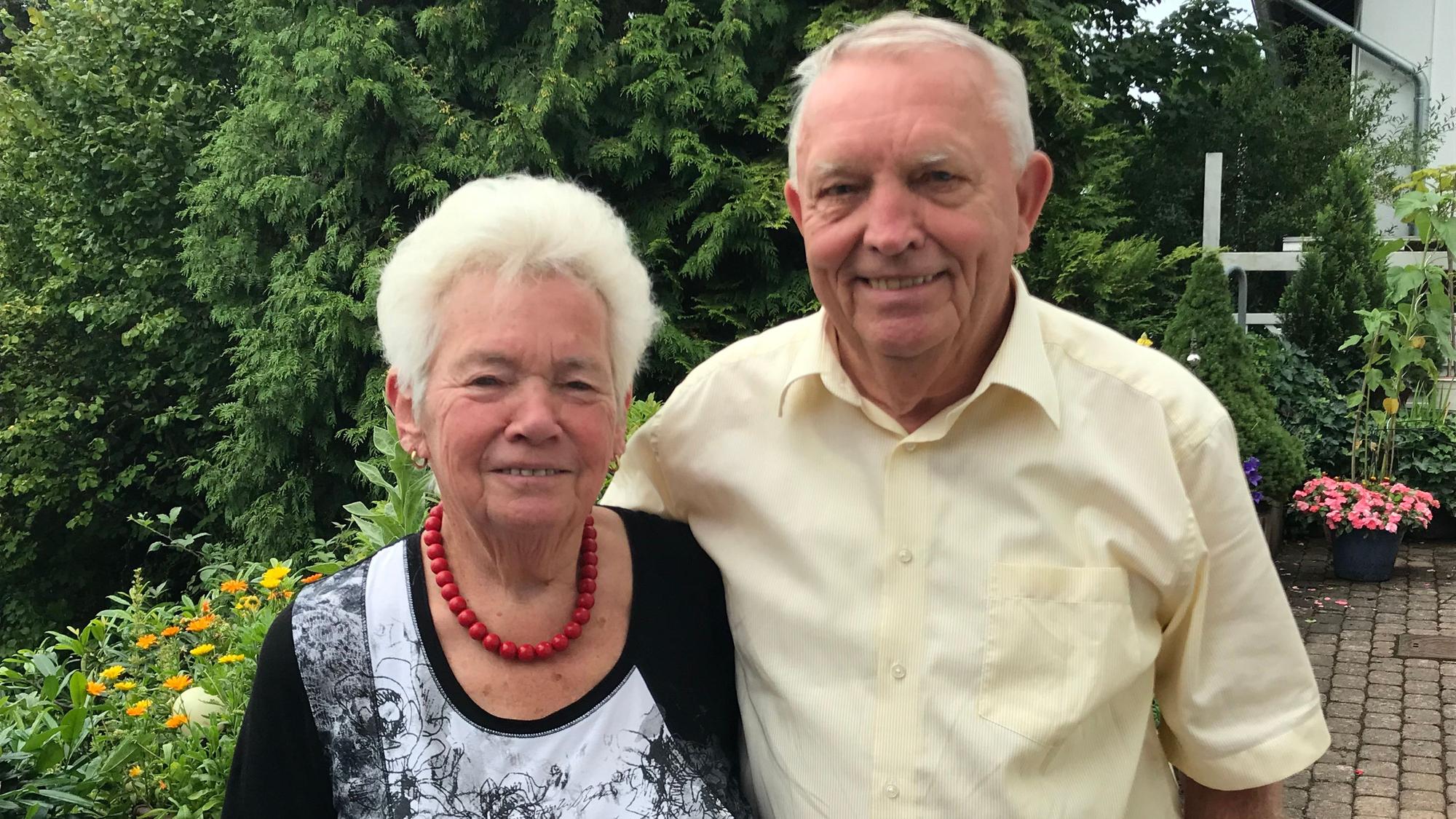 Gerda und Rainer Pöhler stehen Arm in Arm nebeneinander.