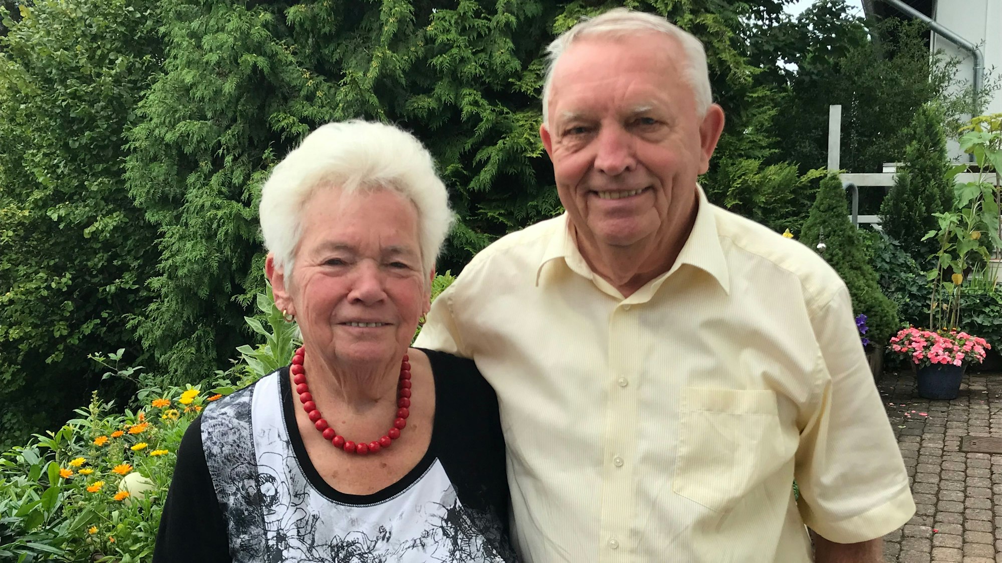 Gerda und Rainer Pöhler stehen Arm in Arm nebeneinander.