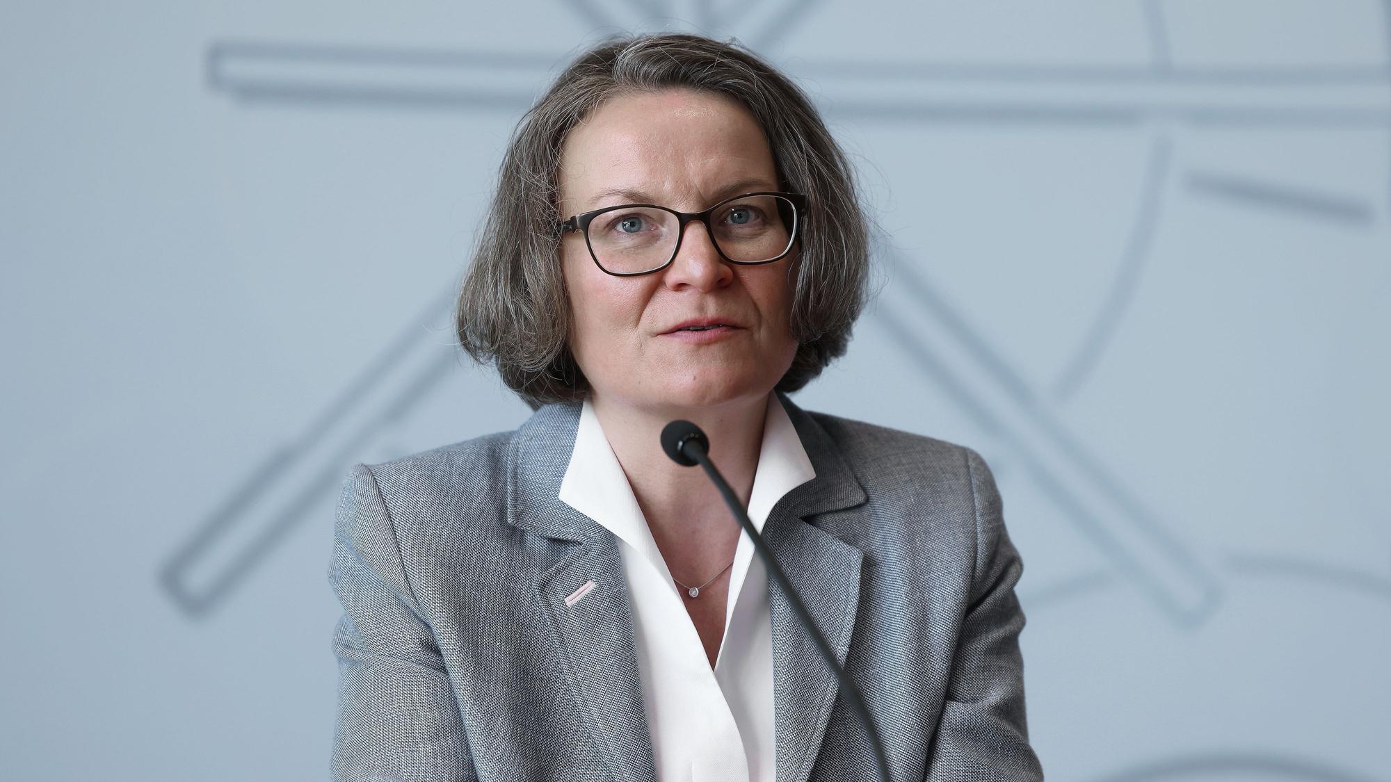 Ina Scharrenbach (CDU), Kommunalministerin von Nordrhein-Westfalen bei einer Pressekonferenz