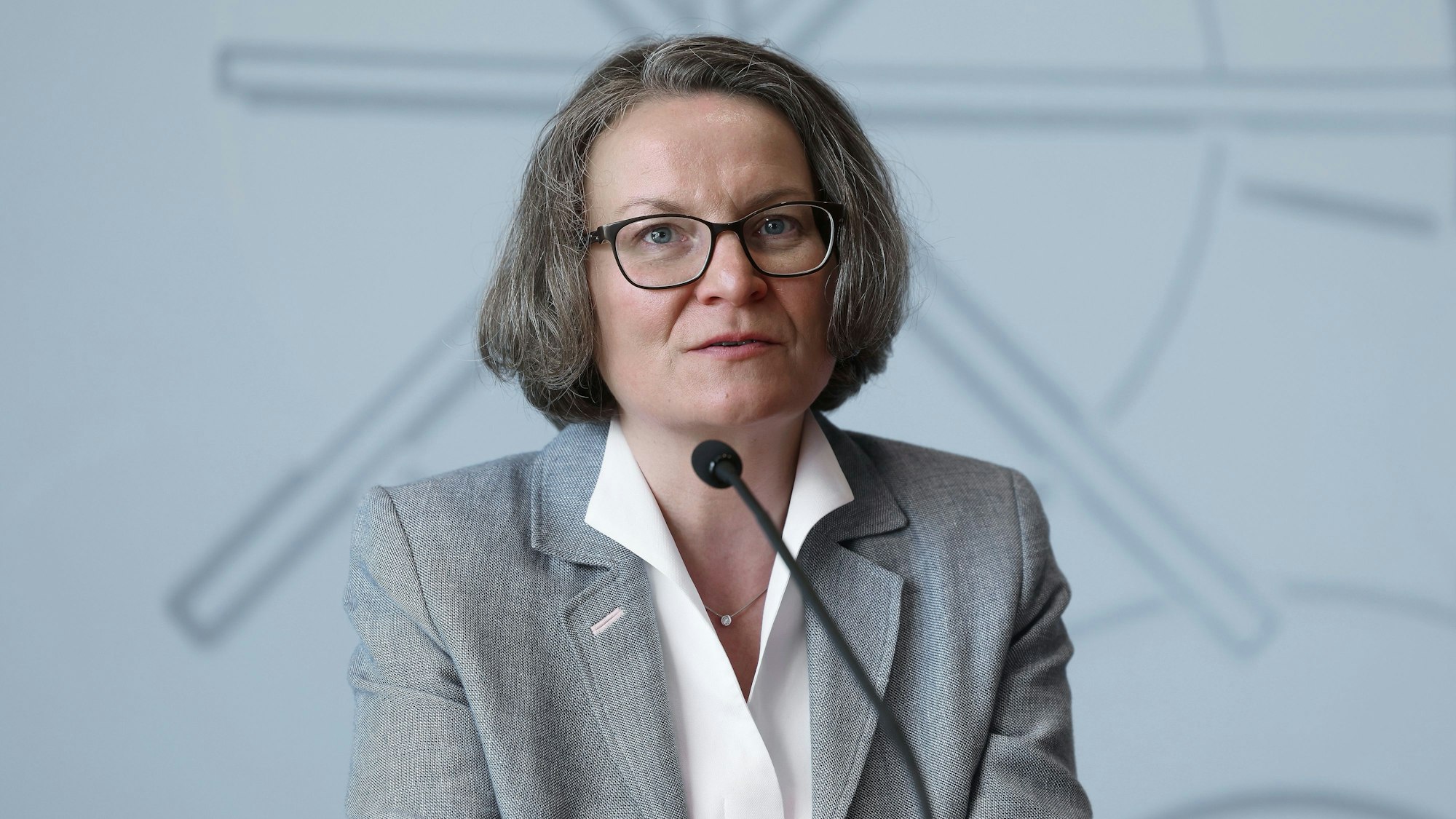 Ina Scharrenbach (CDU), Kommunalministerin von Nordrhein-Westfalen bei einer Pressekonferenz