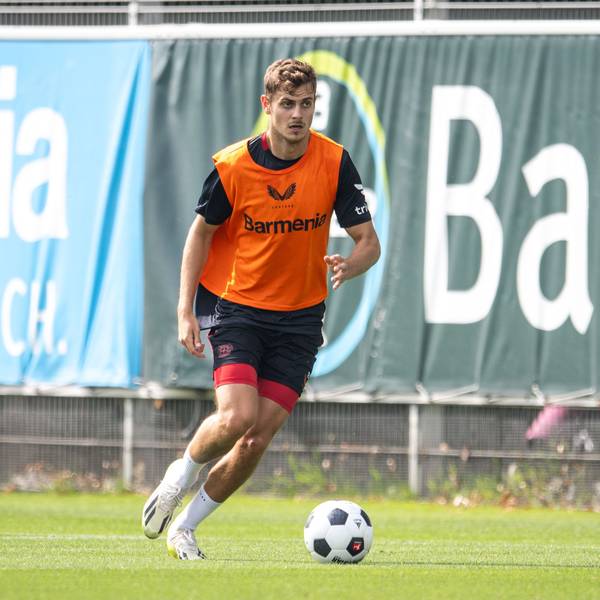 Josip Stanisic absolviert sein erstes Training bei Bayer 04 Leverkusen.