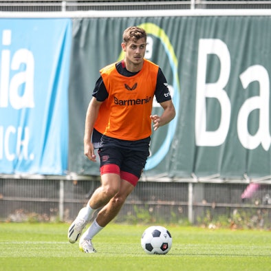 Josip Stanisic absolviert sein erstes Training bei Bayer 04 Leverkusen.