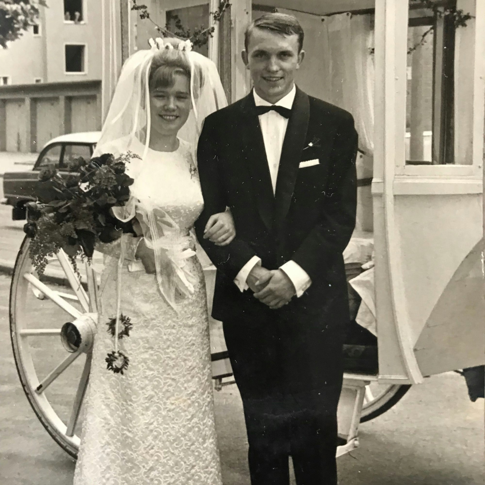 Ein altes schwarz-weißes Foto, auf dem ein junges Hochzeitspaar nebeneinander steht.