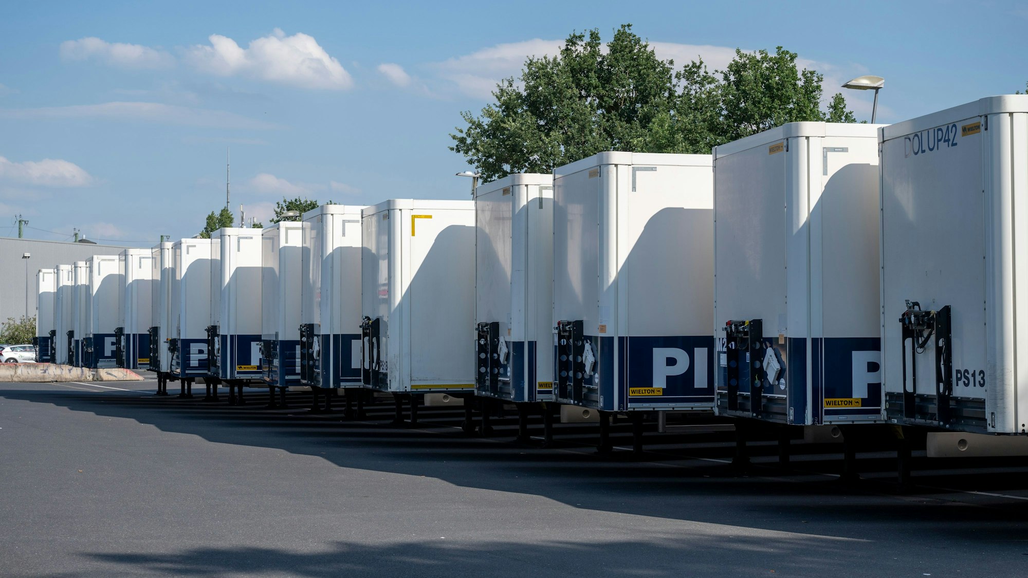 Auf dem Parkplatz 5 der Lanxess-Arena parken etliche LKWs mit Bühnentechnik.