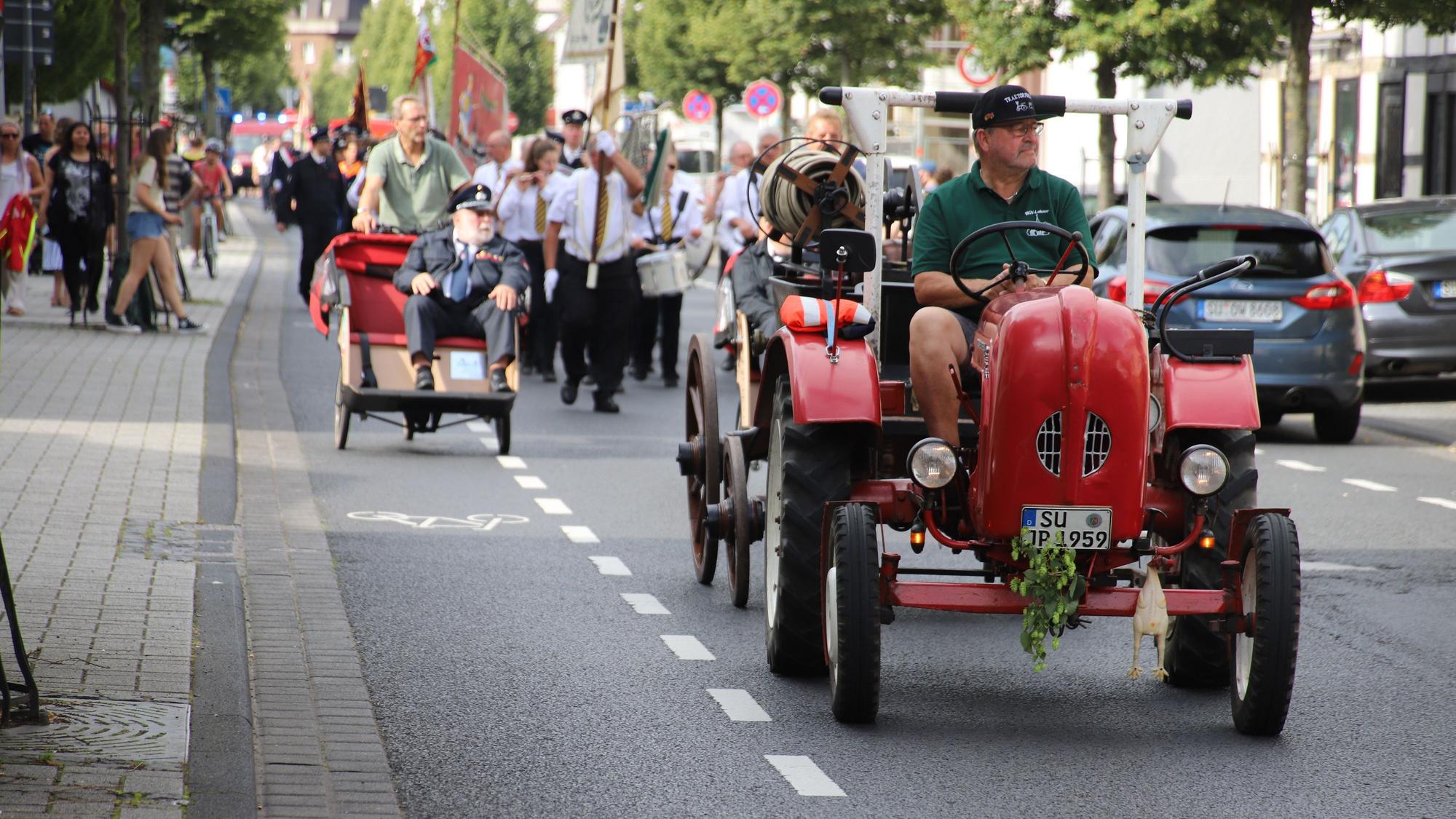 Der Löschzug Lohmar der Freiwilligen Feuerwehr feierte sein 100-jähriges Bestehen mit einem Umzug. Vorneweg fuhren ein Oldtimer-Trecker, eine alte Feuerwehrspritze und Rikschas mit den Mitgliedern der Ehrenabteilung.
