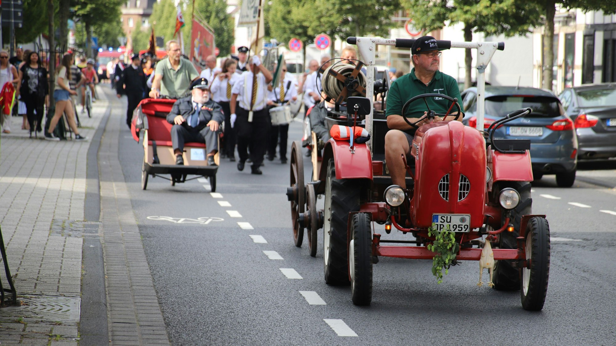 Der Löschzug Lohmar der Freiwilligen Feuerwehr feierte sein 100-jähriges Bestehen mit einem Umzug. Vorneweg fuhren ein Oldtimer-Trecker, eine alte Feuerwehrspritze und Rikschas mit den Mitgliedern der Ehrenabteilung.