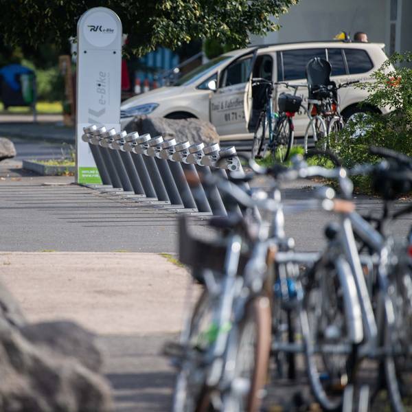 Das Bild zeigt den Bereich des Weilerswister Bahnhof, an dem Fahrräder abgestellt werden können.