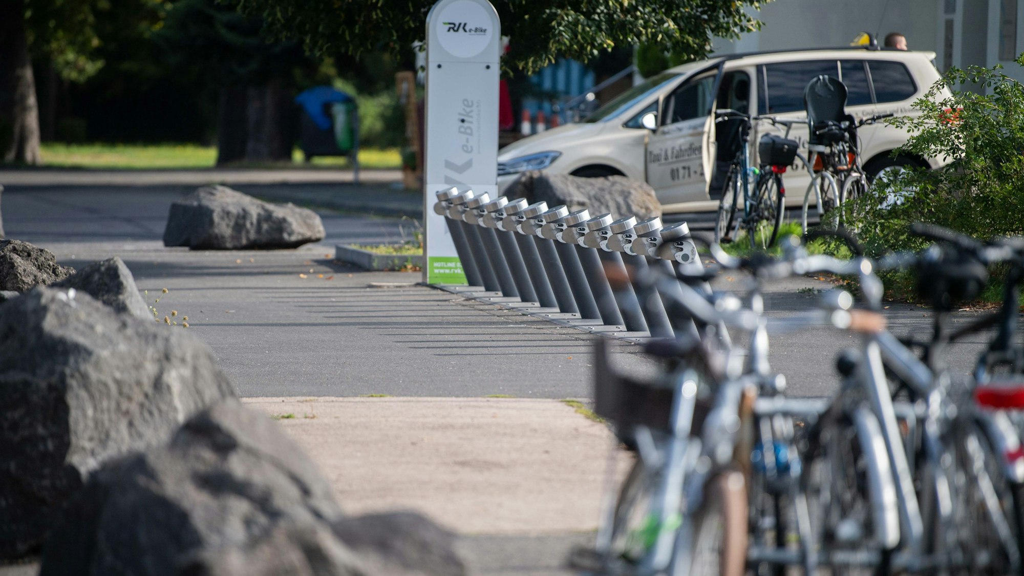 Das Bild zeigt den Bereich des Weilerswister Bahnhof, an dem Fahrräder abgestellt werden können.