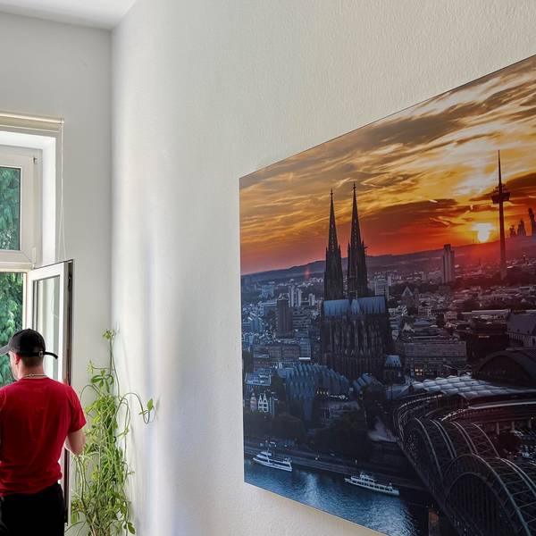 Drei Männer schauen aus dem Fenster.