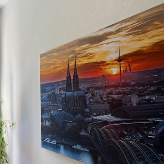 Drei Männer schauen aus dem Fenster.