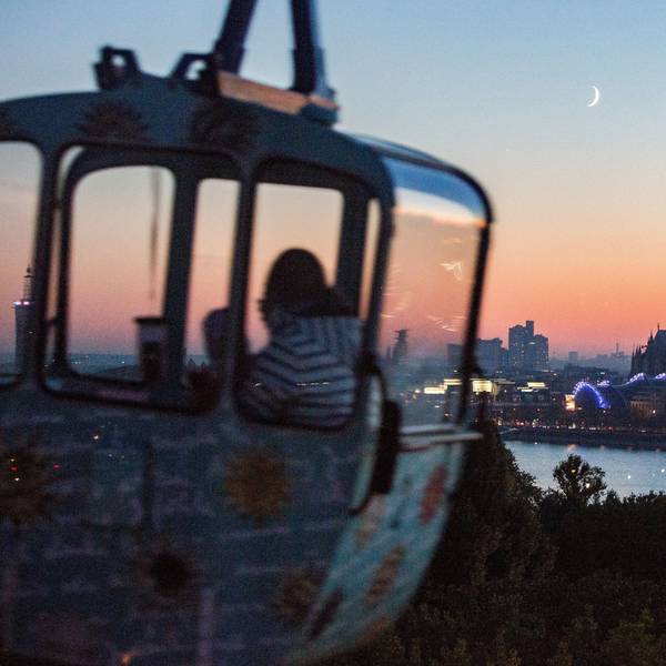 Eine Gondel der Kölner Seilbahn im Abendlicht mit Blick auf den Kölner Dom.