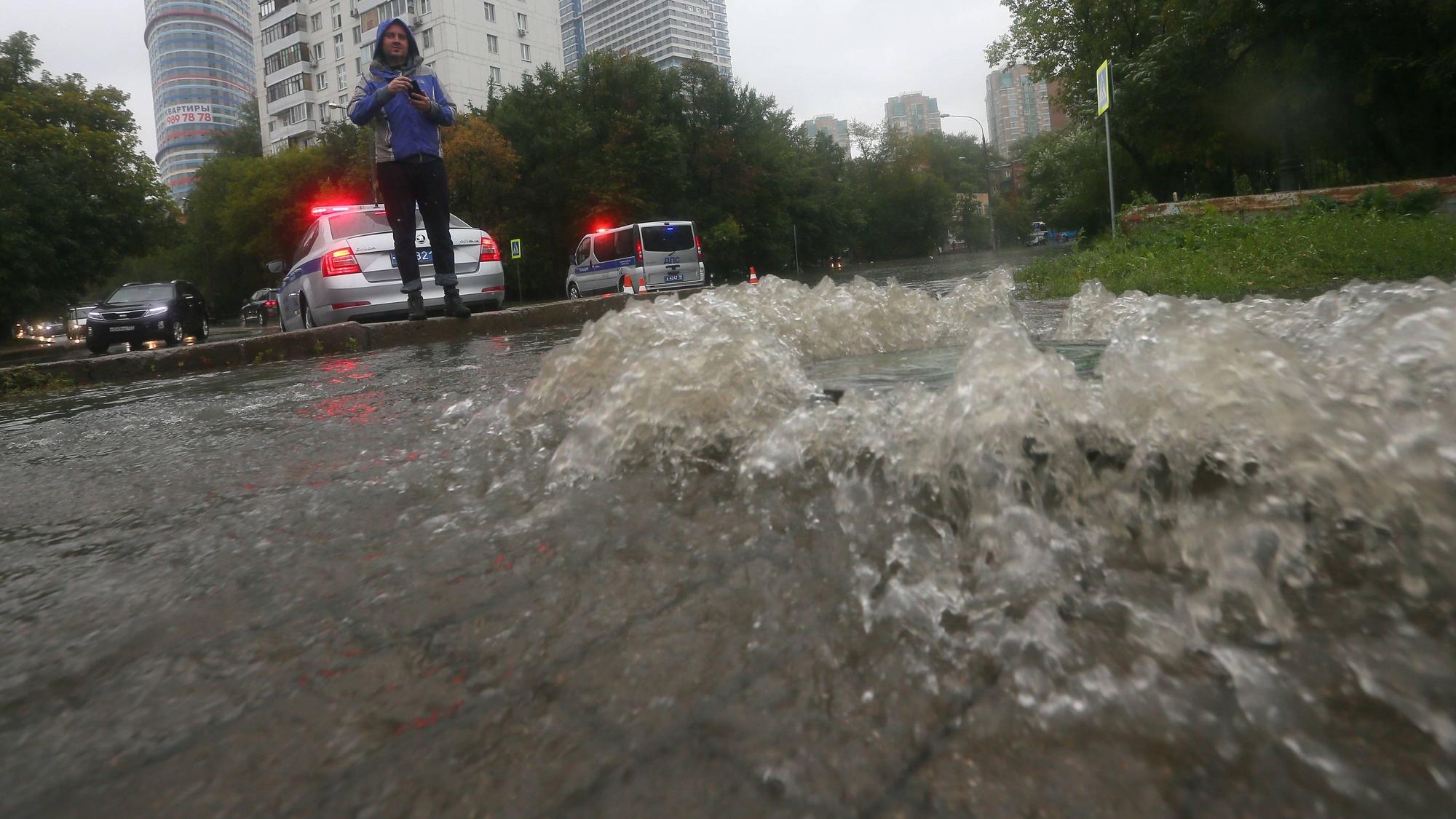 MOSCOW, RUSSIA - AUGUST 15, 2016: A man in a flooded street. Downpours in Moscow have caused the Yauza River overflow and temporary closing of roads in the northeast of the city. Dmitry Serebryakov/TASS PUBLICATIONxINxGERxAUTxONLY TS02D47C
Moscow Russia August 15 2016 a Man in a flooded Street downpours in Moscow have CAUSED The Yauza River Overflow and temporary CLOSING of Roads in The Northeast of The City Dmitry Serebryakov TASS PUBLICATIONxINxGERxAUTxONLY TS02D47C