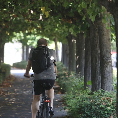 Ein Radfahrer fährt über die Rheinpromenade in Königswinter.