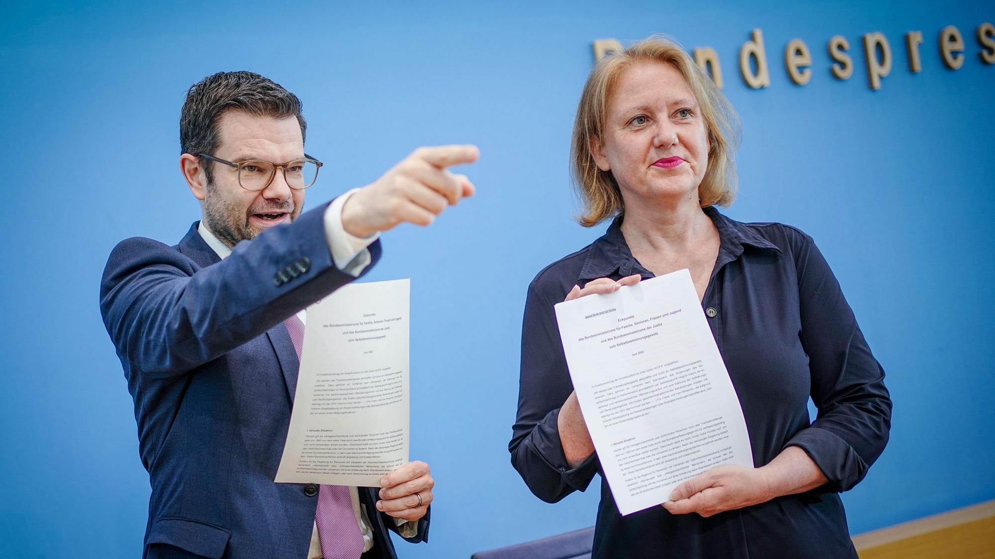 Lisa Paus (Bündnis 90/Die Grünen), Bundesfamilienministerin, und Marco Buschmann (FDP), Bundesminister der Justiz, stellten im Juni das Eckpunktepapier zum Selbstbestimmungsgesetz vor.
