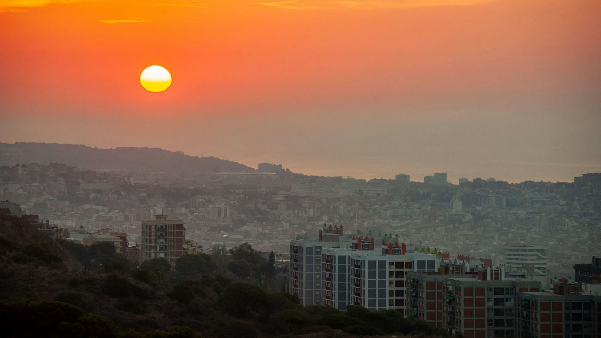 Nach einer extrem heißen Nacht geht die Sonne in Barcelona auf. Spanien erlebt die vierte Hitzewelle dieses Sommers.