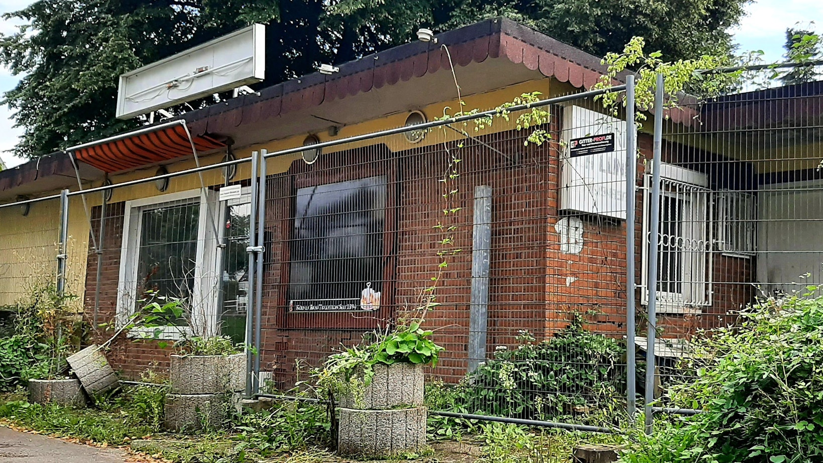 Verfallendes Gebäude an der Ecke Rennbaumstraße/Elsbachstraße in Opladen.