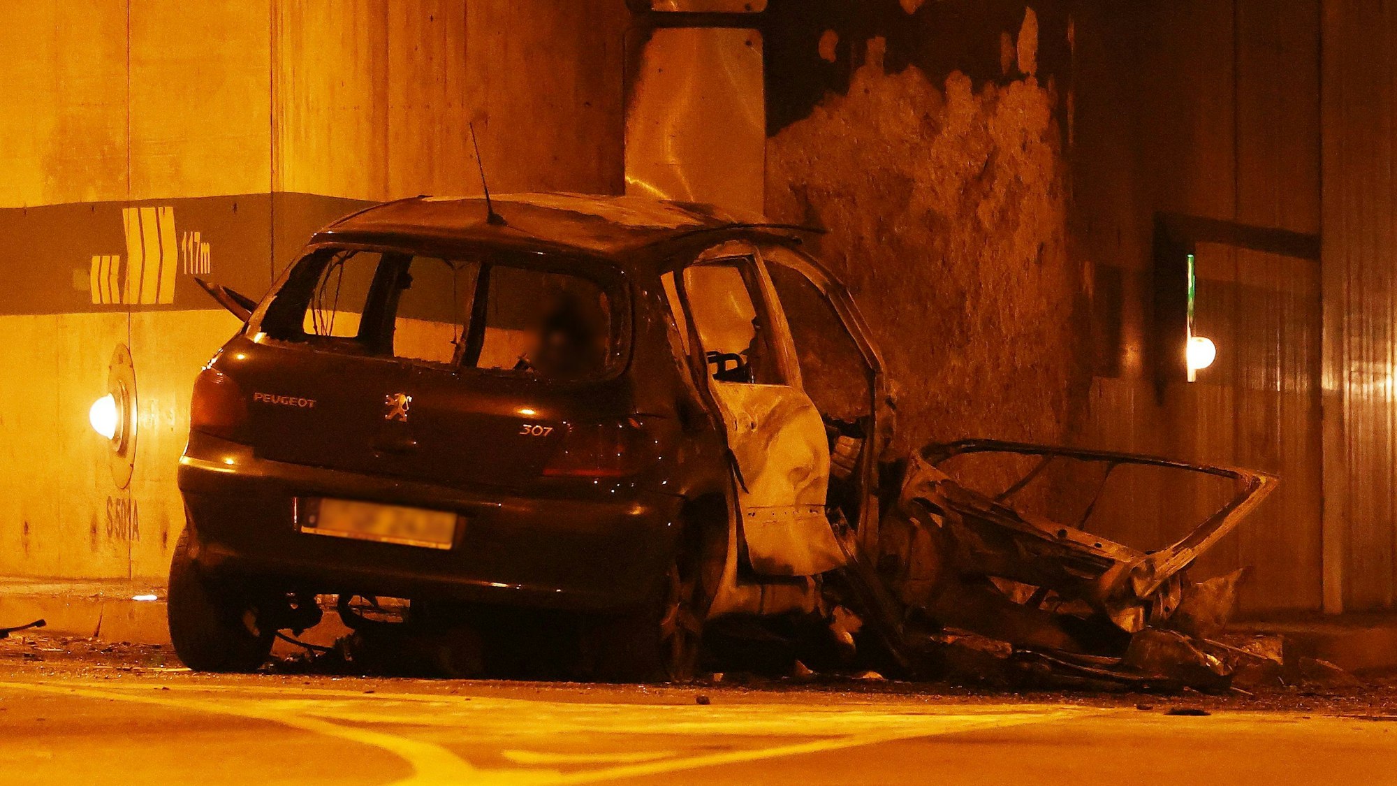Ein beschädigtes Fahrzeug steht nach einem Unfall im Rheinufer-Tunnel.