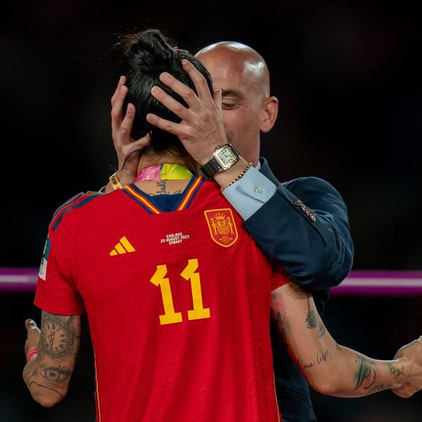 Der von Luis Rubiales erzwungene Kuss für Jennifer Hermoso hat nun auch für eine Einschätzung von Karl-Heinz Rummenigge gesorgt. Mal wieder stehen die Männer im Weltfußball im Mittelpunkt.