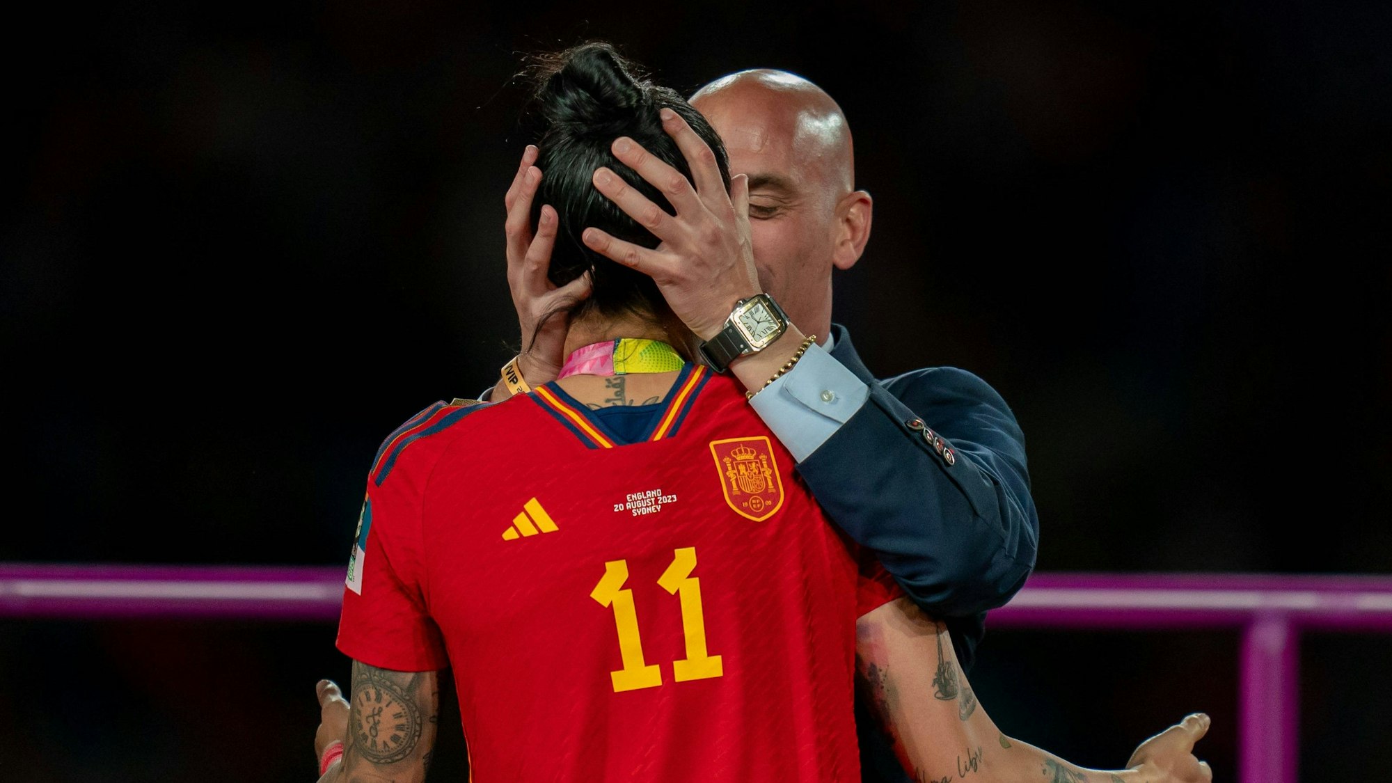 Der von Luis Rubiales erzwungene Kuss für Jennifer Hermoso hat nun auch für eine Einschätzung von Karl-Heinz Rummenigge gesorgt. Mal wieder stehen die Männer im Weltfußball im Mittelpunkt.