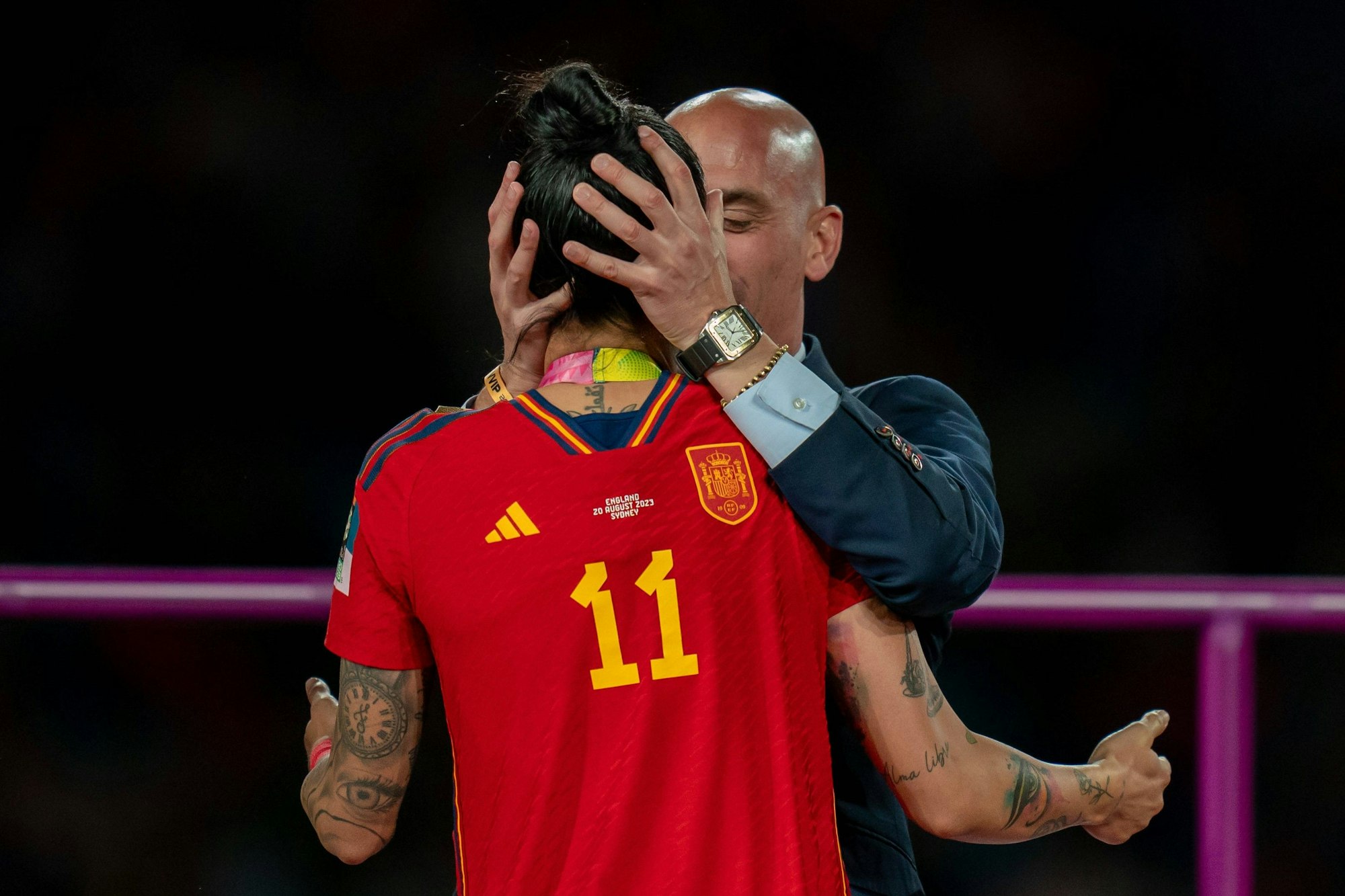 Luis Rubiales, Präsident des spanischen Fußballverbands RFEF, küsst die Rekordspielerin Jennifer Hermoso bei der Siegerehrung ungefragt auf den Mund.