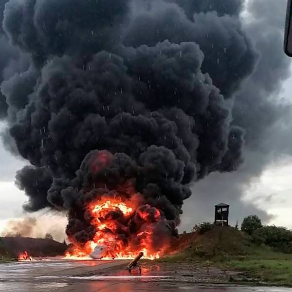 Dieses vom Telegramkanal Sirena veröffentlichte Foto soll einen brennenden russischen Überschall-Bomber zeigen. In Moskau heißt es unterdessen, die Tupolev-22 sei bei einem ukrainischen Angriff lediglich „beschädigt“ worden.