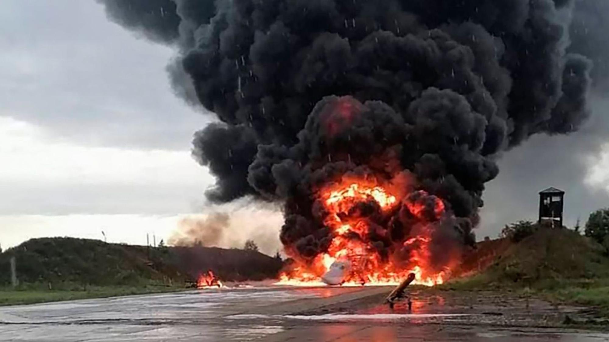 Dieses vom Telegramkanal Sirena veröffentlichte Foto soll einen brennenden russischen Überschall-Bomber zeigen. In Moskau heißt es unterdessen, die Tupolev-22 sei bei einem ukrainischen Angriff lediglich „beschädigt“ worden.